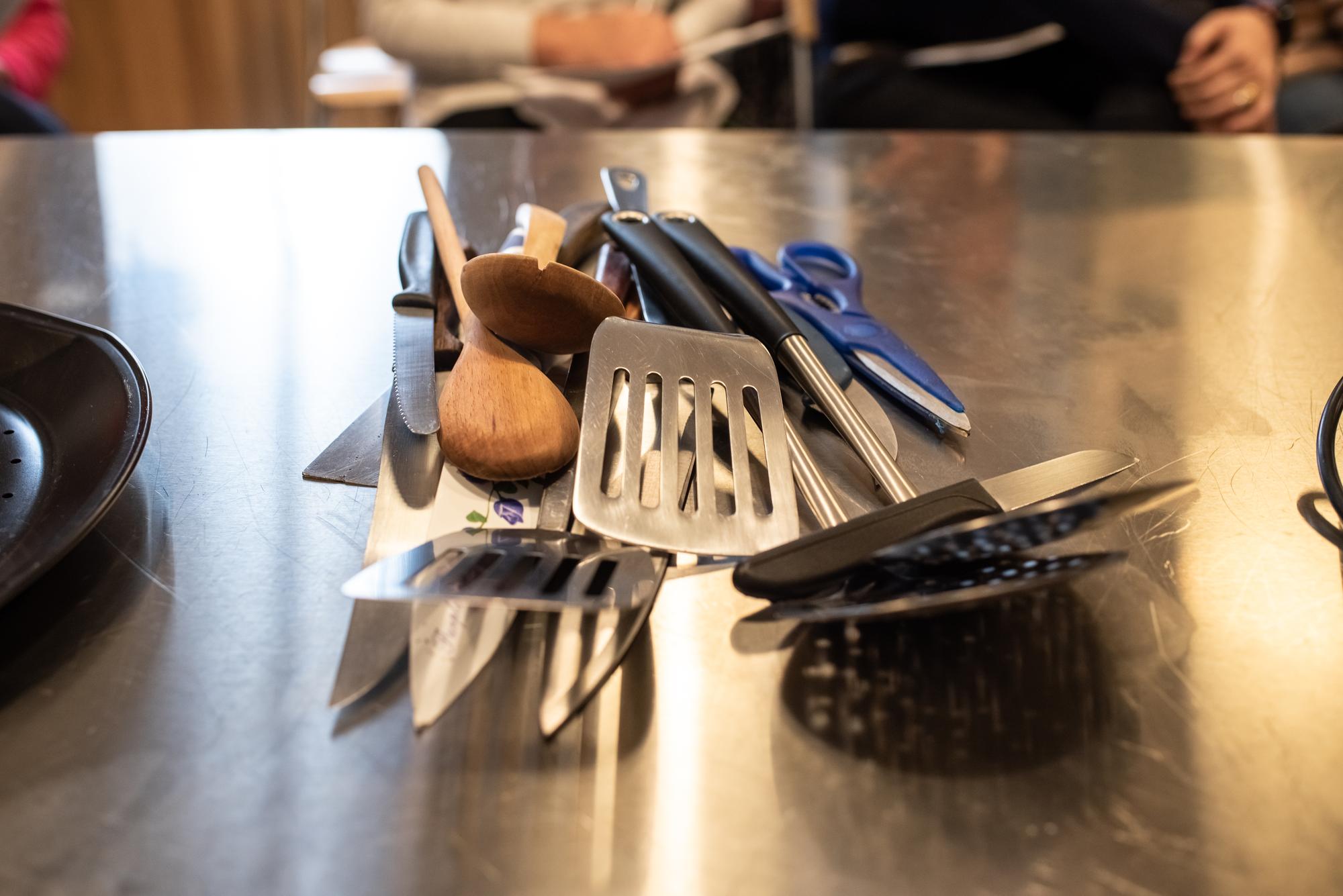 Set di utensili da cucina su piano di lavoro